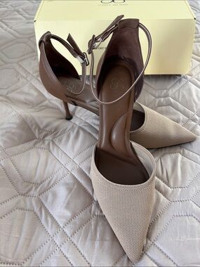 Cozy Island Pointed Toe Ankle Strap Pumps in Beige and Brown | Like New | Size 9